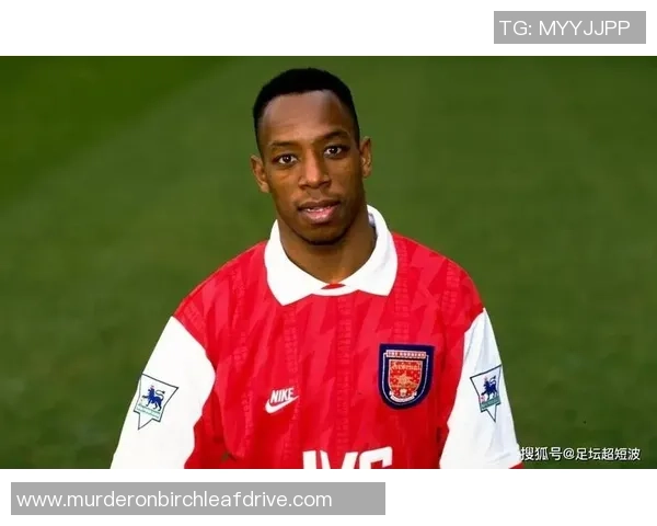 脖子纹蝴蝶的足球明星背后故事与成就揭秘 脖子纹蝴蝶的足球明星背后故事与成就揭秘