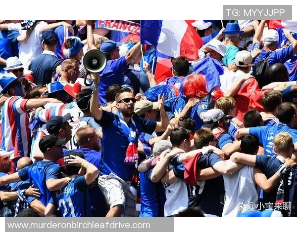 足球明星激情瞬间展现球衣风采引发球迷热烈追捧与期待 足球明星激情瞬间展现球衣风采引发球迷热烈追捧与期待