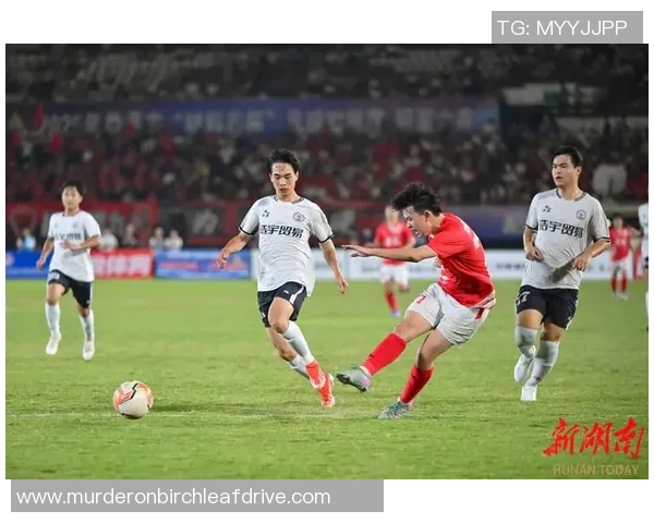 足球明星露大乌引发热议球迷热情高涨赛场内外的精彩瞬间回顾 足球明星露大乌引发热议球迷热情高涨赛场内外的精彩瞬间回顾